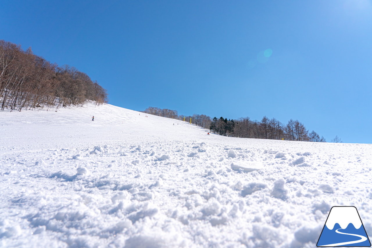 カムイスキーリンクス｜山頂から山麓までゲレンデには積雪たっぷり＆最新の自動券売機導入でチケット購入時の待ち時間も短縮。最高に気持ちの良い春スキーを楽しみましょう(^_-)-☆